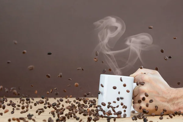 Handen Hits Tafel Met Vallende Koffie Bonen Tafel — Stockfoto