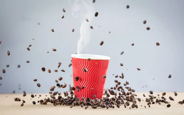 Närbild Fallande Kaffe Glas Och Faller Kaffebönor Bordet — Stockfoto