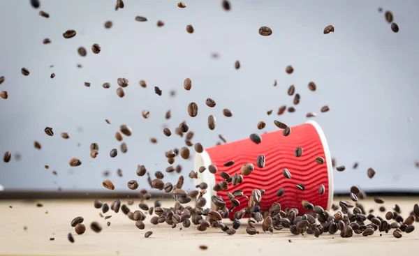 Primo Piano Cadere Bicchiere Caffè Chicchi Caffè Cadere Sul Tavolo — Foto Stock