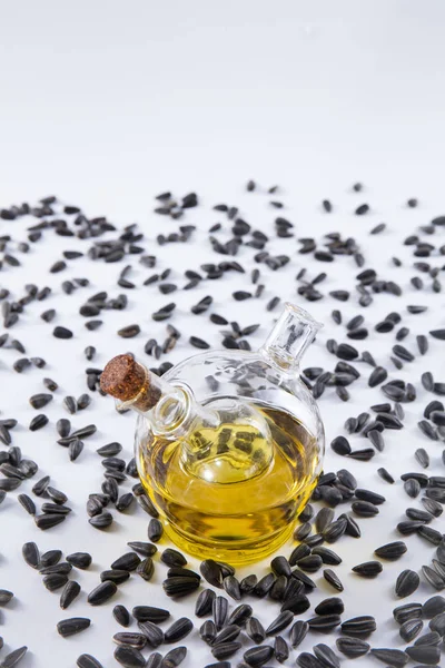 Beyaz arka plan ayçiçeği tohumu yağlı. Stüdyo çekim