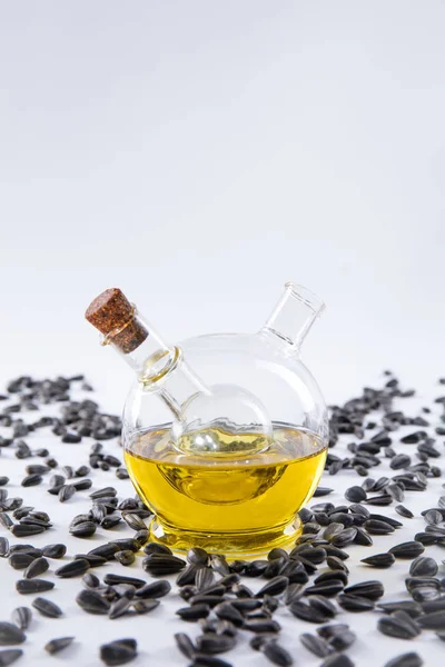 Beyaz arka plan ayçiçeği tohumu yağlı. Stüdyo çekim