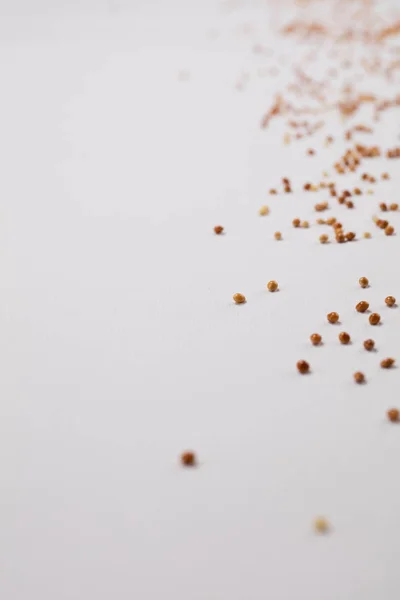 Пшеничные Зерна Разбросаны Белом Фоне — стоковое фото