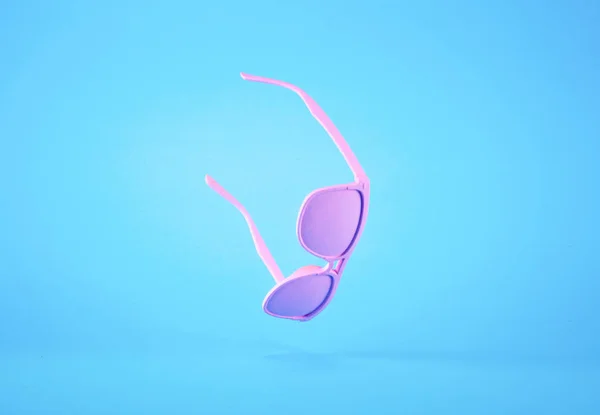 Latanie Pastelowe Niebieskie Tło Różowe Okulary Koncepcja Lato Minimalne — Zdjęcie stockowe