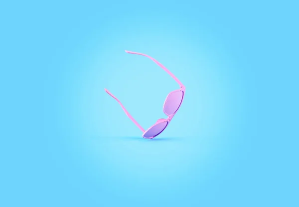 ピンクのサングラスは パステル調の青の背景に飛んでいます 最低限夏コンセプト — ストック写真