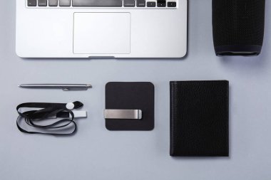 Gadget'ları ve boş screenes mockup sahip farklı cihazlar ayarlayın. Düz yatıyordu stili.