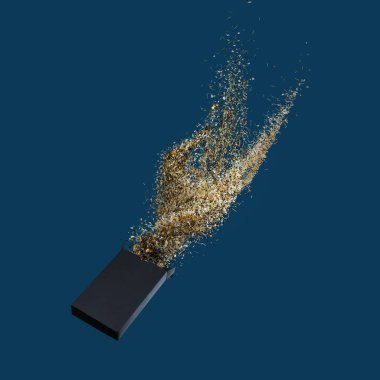 Unf ile kutusundan sarı ham İtalyan makarna uçan kavramı