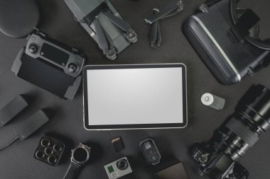 Alan profesyonel fotoğrafçı uçuş kiti quadcopter Vr gözlük ve fotoğrafçılık ile çalışmak. Üstten görünüm siyah tablo arka plan üzerinde. Mockup şablon kavramı.