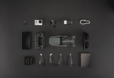 Çalışma alanı fotoğrafçı ile dizüstü bilgisayar, dijital kamera, bellek kartı, kamera, dron, uzaktan kumanda, telefon, Vr gözlük ve Fotoğrafçılık. Üstten görünüm siyah tablo arka plan üzerinde. Mockup şablon kavramı.