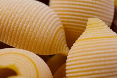 Makro yüzey closeup pişmemiş makarna arka plan. Stüdyo fotoğraf çekim.