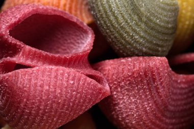 Makro yüzey closeup pişmemiş makarna arka plan. Stüdyo fotoğraf çekim.