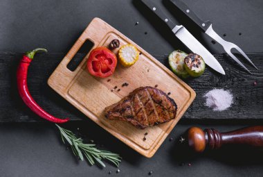 Lezzetli domuz biftek biber, Solta ve sauses. Et ve biberiye ahşap arka plan üzerinde.