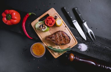 Lezzetli domuz biftek biber, Solta ve sauses. Et ve biberiye ahşap arka plan üzerinde.