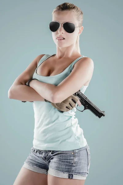 Menina Sexy Vestindo Estilo Militar Posando Com Armas Óculos Sol — Fotografia de Stock