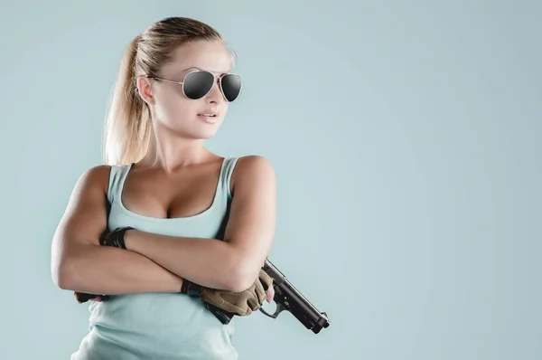 Сексуальная Девушка Военном Стиле Позирует Оружием Солнцезащитными Очками Изолированными Студии — стоковое фото