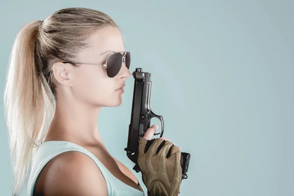 Menina Sexy Vestindo Estilo Militar Posando Com Armas Óculos Sol — Fotografia de Stock