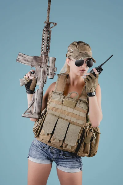 Sexy Fille Portant Style Militaire Posant Avec Des Armes Des — Photo