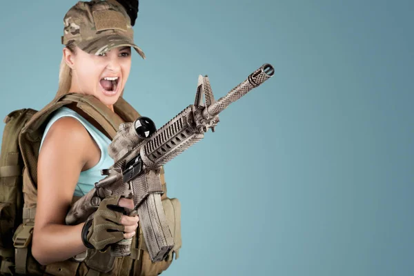 Menina Sexy Vestindo Estilo Militar Posando Com Armas Óculos Sol — Fotografia de Stock