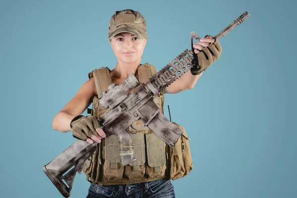 Sexig Flicka Klädd Militär Stil Poserar Med Kanoner Och Boendepriser — Stockfoto