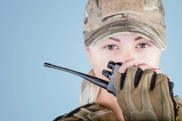 Menina Sexy Vestindo Estilo Militar Posando Com Armas Óculos Sol — Fotografia de Stock