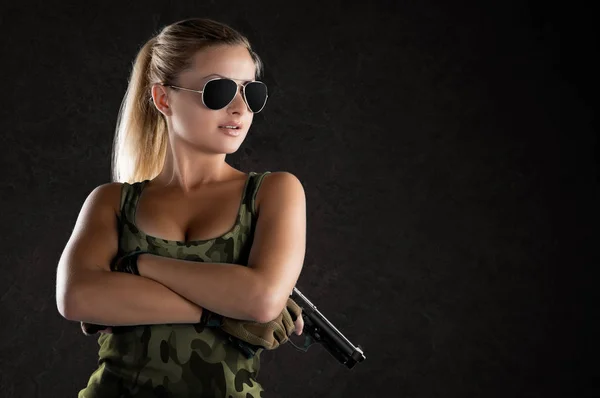 Menina Sexy Vestindo Estilo Militar Posando Com Armas Óculos Sol — Fotografia de Stock