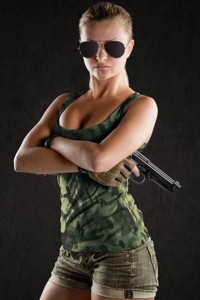 Menina Sexy Vestindo Estilo Militar Posando Com Armas Óculos Sol — Fotografia de Stock