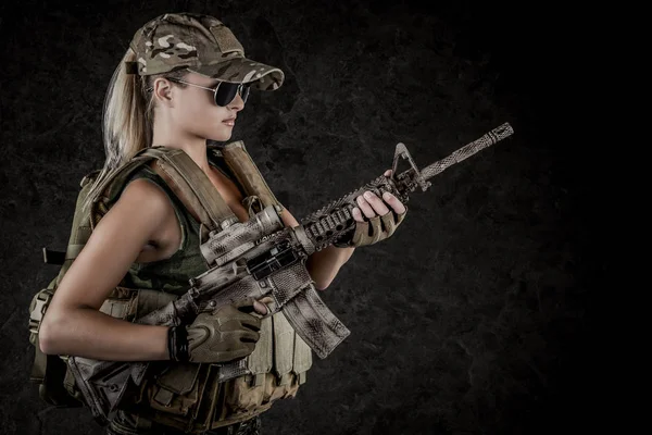 Σέξι Κορίτσι Φορώντας Στρατιωτικό Στυλ Ποζάρει Όπλα Και Απομονωμένη Στο — Φωτογραφία Αρχείου