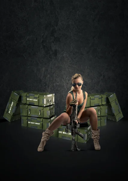 Menina Sexy Vestindo Estilo Militar Posando Com Armas Óculos Sol — Fotografia de Stock