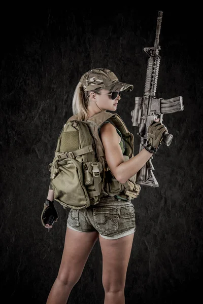 Sexig Flicka Klädd Militär Stil Poserar Med Kanoner Och Boendepriser — Stockfoto