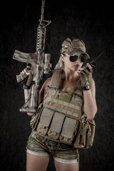 Sexy Chica Con Estilo Militar Posando Con Pistolas Gafas Sol —  Fotos de Stock