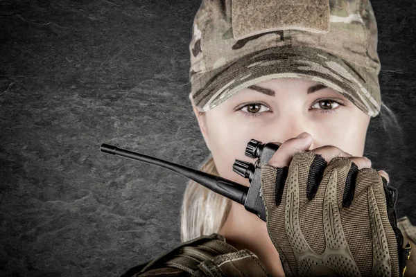 Menina Sexy Vestindo Estilo Militar Posando Com Armas Óculos Sol — Fotografia de Stock