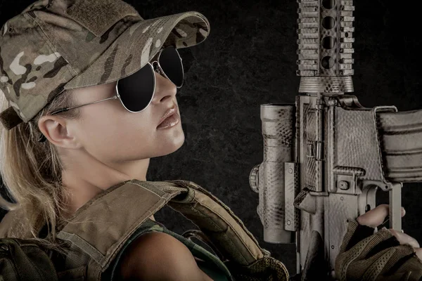 Сексуальная Девушка Военном Стиле Позирует Оружием Солнцезащитными Очками Изолированными Студии — стоковое фото