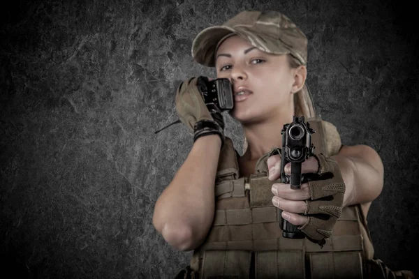 Sexy Chica Con Estilo Militar Posando Con Pistolas Gafas Sol —  Fotos de Stock