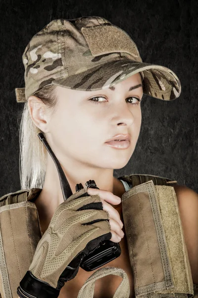 Sexy Dziewczyna Ubrana Wojskowym Stylu Pozowanie Dział Sunglases Białym Tle — Zdjęcie stockowe