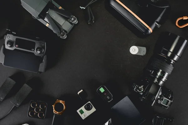 Fotógrafo Espaço Trabalho Com Laptop Câmera Digital Cartão Memória Câmera — Fotografia de Stock