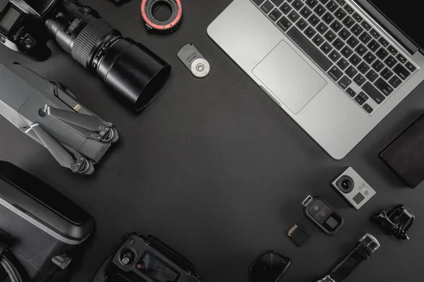 Arbeta Utrymme Fotograf Med Laptop Digitalkamera Minneskort Actionkamera Drone Fjärrkontroll — Stockfoto