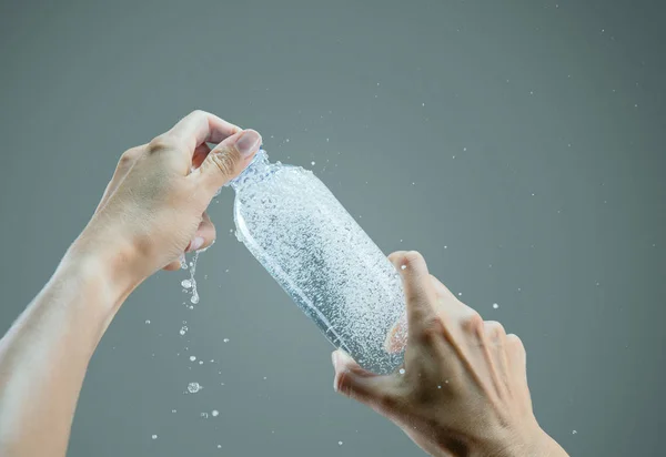 Die Hand Der Frau Öffnet Eine Flasche Mit Sprudelndem Wasser — Stockfoto