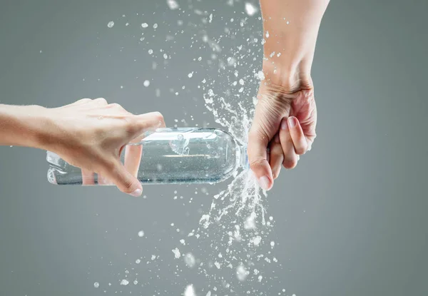Ręka Kobiety Otwarcie Butelki Woda Gazowana Plamami Wiele Kropli Szarym — Zdjęcie stockowe