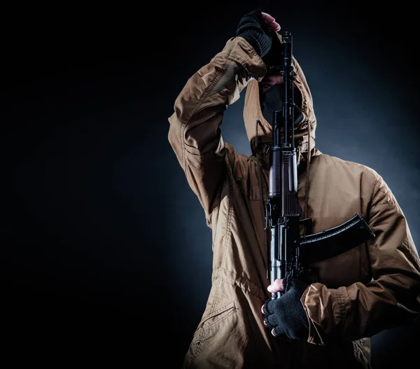 Gevaarlijke Gewapende Terrorist Met Masker Machinegeweer Donkere Achtergrond Concept Van — Stockfoto