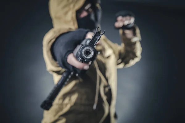 Gevaarlijke Gewapende Terrorist Met Masker Machinegeweer Donkere Achtergrond Concept Van — Stockfoto