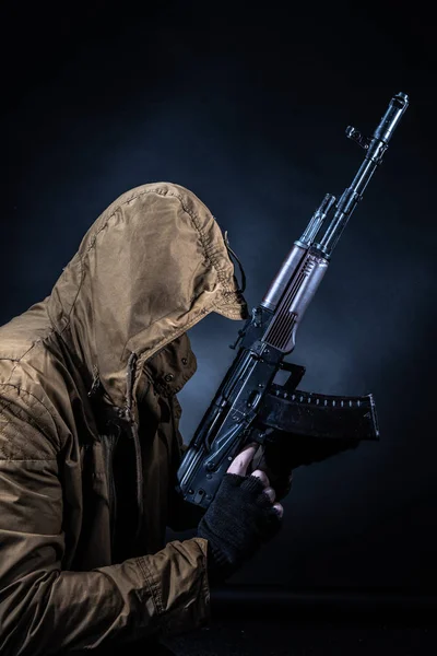 黑暗背景上戴着面具和机枪的危险武装恐怖分子 恐怖主义和暴力的概念 — 图库照片