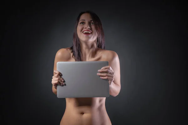 Close Sexy Jovem Morena Lingerie Sensual Preto Usando Laptop Posando — Fotografia de Stock