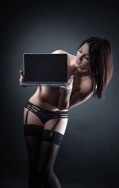 Sexy Jovem Morena Mulher Preto Sensual Lingerie Usando Laptop Posando — Fotografia de Stock