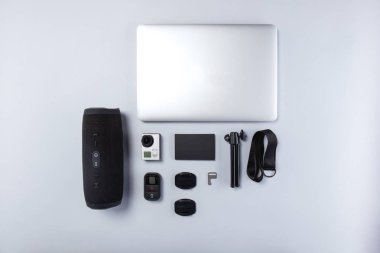 Gadget'ları ve boş screenes mockup sahip farklı cihazlar ayarlayın. Düz yatıyordu stili.