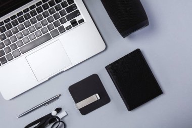 Gadget'ları ve boş screenes mockup sahip farklı cihazlar ayarlayın. Düz yatıyordu stili.