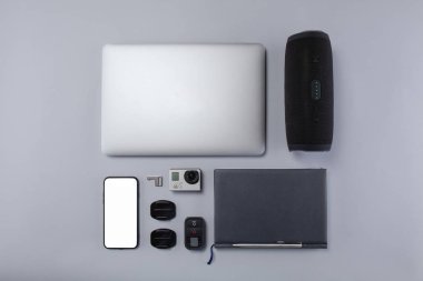 Gadget'ları ve boş screenes mockup sahip farklı cihazlar ayarlayın. Düz yatıyordu stili.