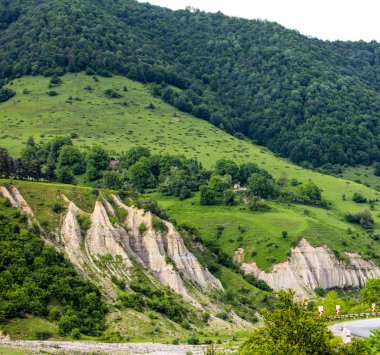 Gürcistan dağlar yaz görünümünde. Güzellik kavramı dünyasını keşfedin