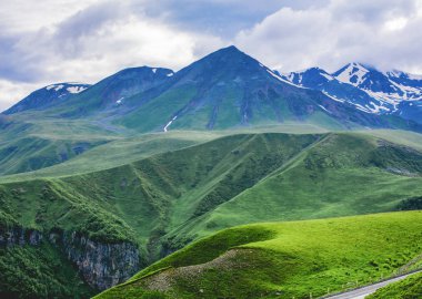 Gürcistan dağlar yaz görünümünde. Güzellik kavramı dünyasını keşfedin