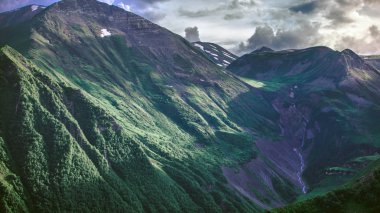 Gürcistan dağlar yaz görünümünde. Güzellik kavramı dünyasını keşfedin