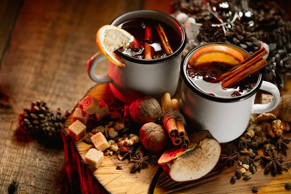 Hot mulled wine in white rustic mugs with spices and citrus fruit on wooden surface. Space for paste text. — Stock Photo, Image