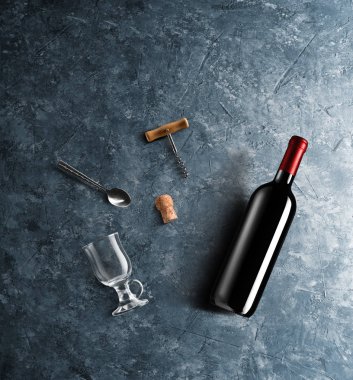 Mulled şarap tarifi Malzemeler ve mutfak aksesuarları, bir şişe kırmızı şarap, tarçın, Anason yıldız, turuncu, kahverengi bardaksoğuk baharat mavi taş zemin üzerine.